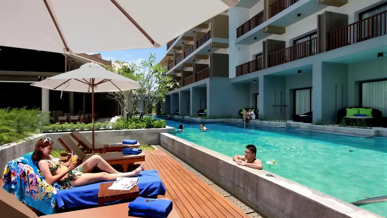 Basen i leżaki w Deevana Plaza Krabi Aonang