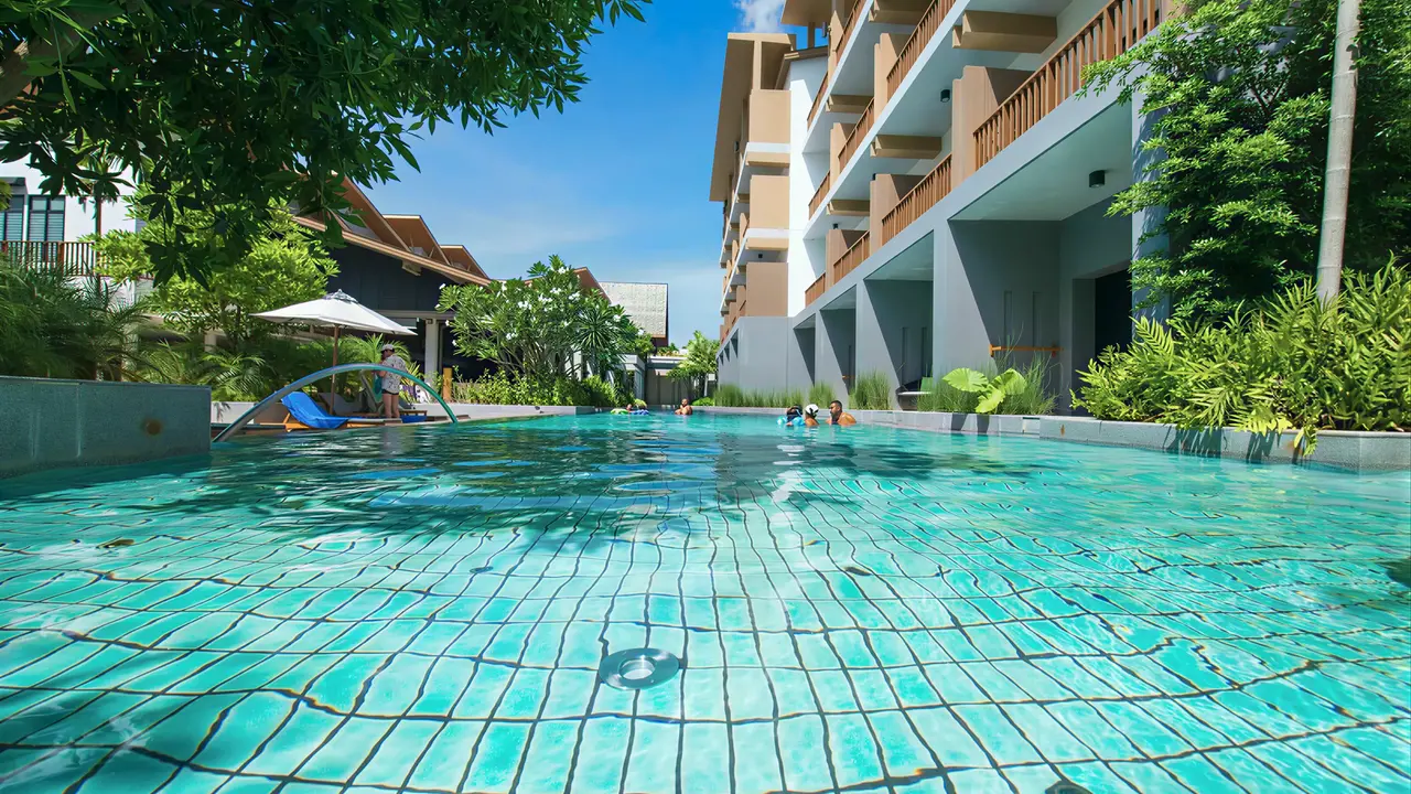 Basen w hotelu Deevana Plaza Krabi Aonang z błękitną wodą