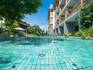 Basen w hotelu Deevana Plaza Krabi Aonang z błękitną wodą