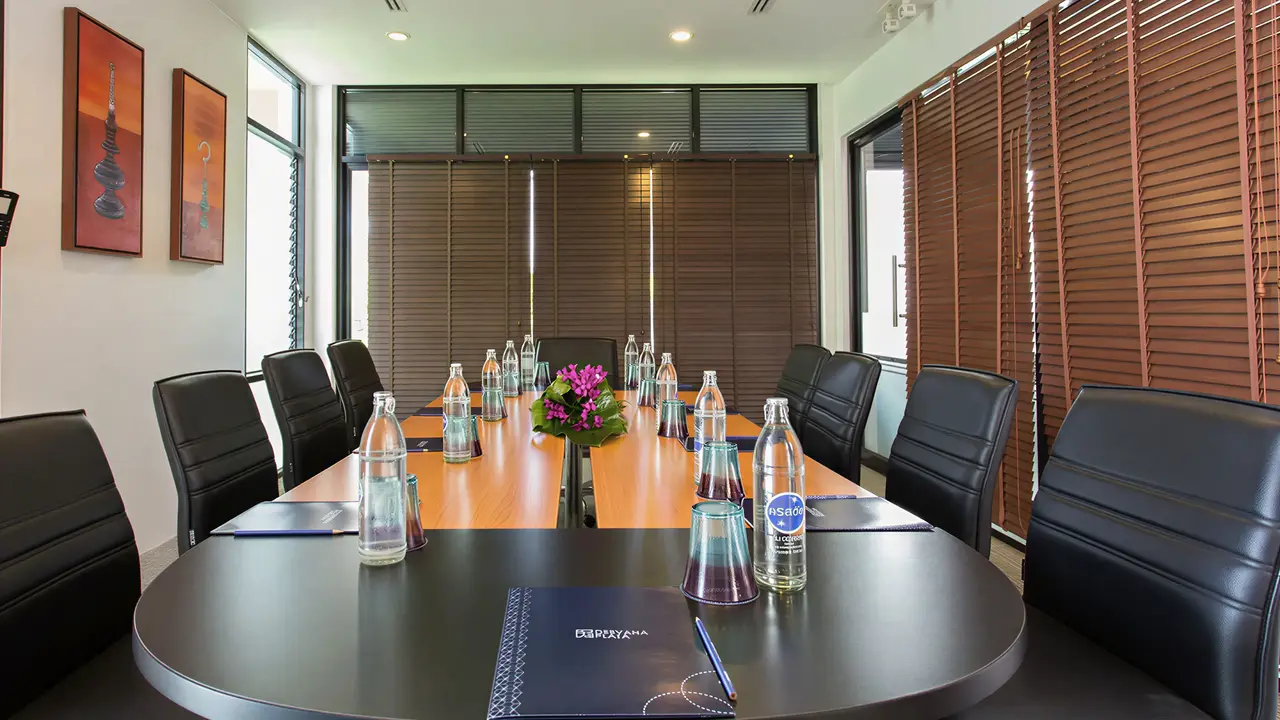 Sala konferencyjna w Deevana Plaza Krabi Aonang z dużym stołem