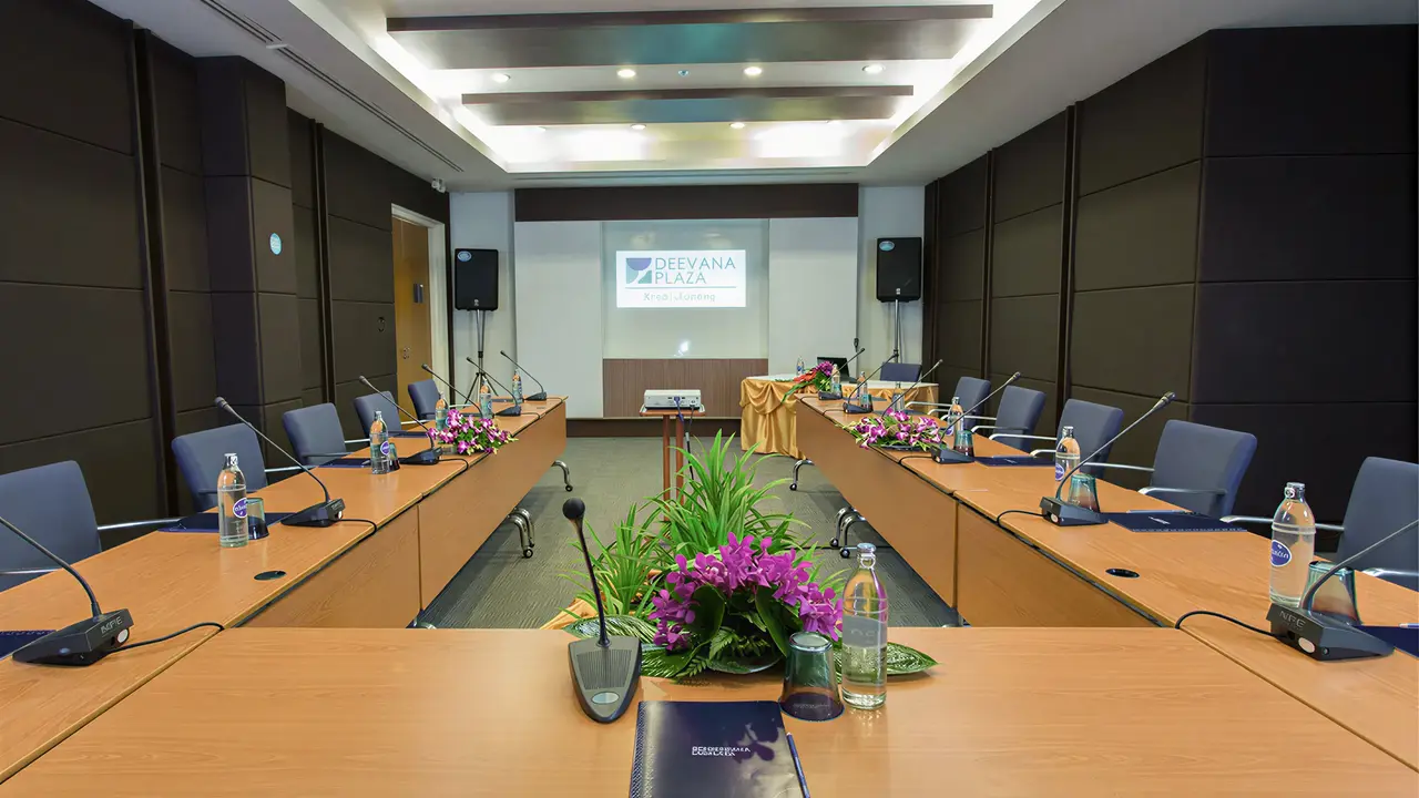 Sala konferencyjna w Deevana Plaza Krabi Aonang z dużym stołem