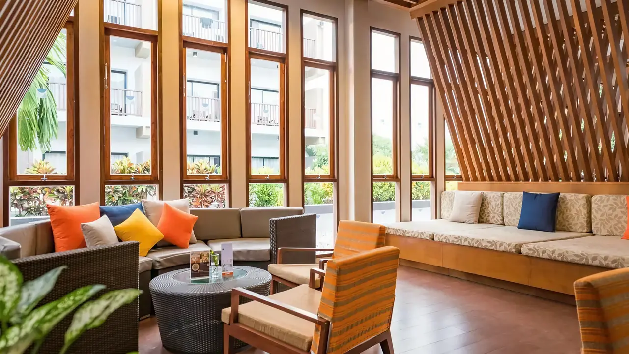 Jasny salon z wypoczynkiem w Deevana Plaza Krabi Aonang