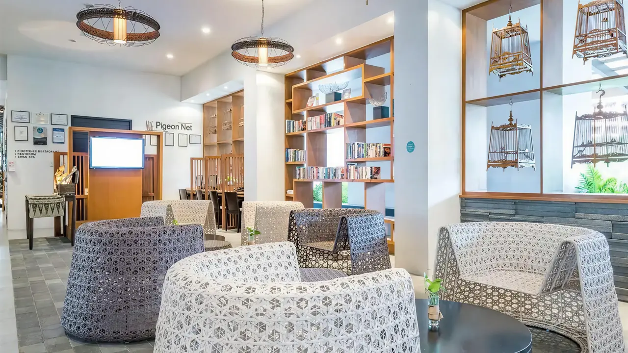 Wewnętrzny lobby w Deevana Plaza Krabi Aonang z wygodnymi fotelami