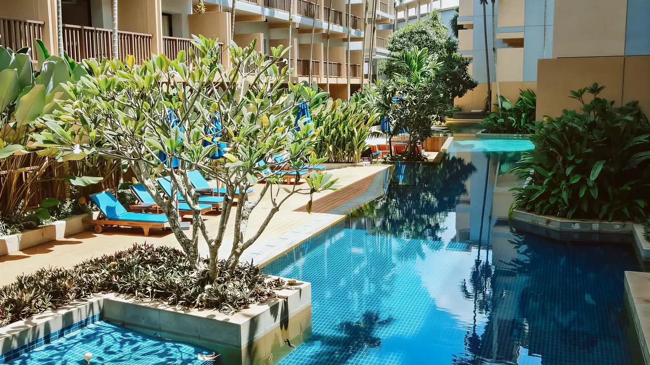 Basen z leżakami w Deevana Plaza Krabi Aonang
