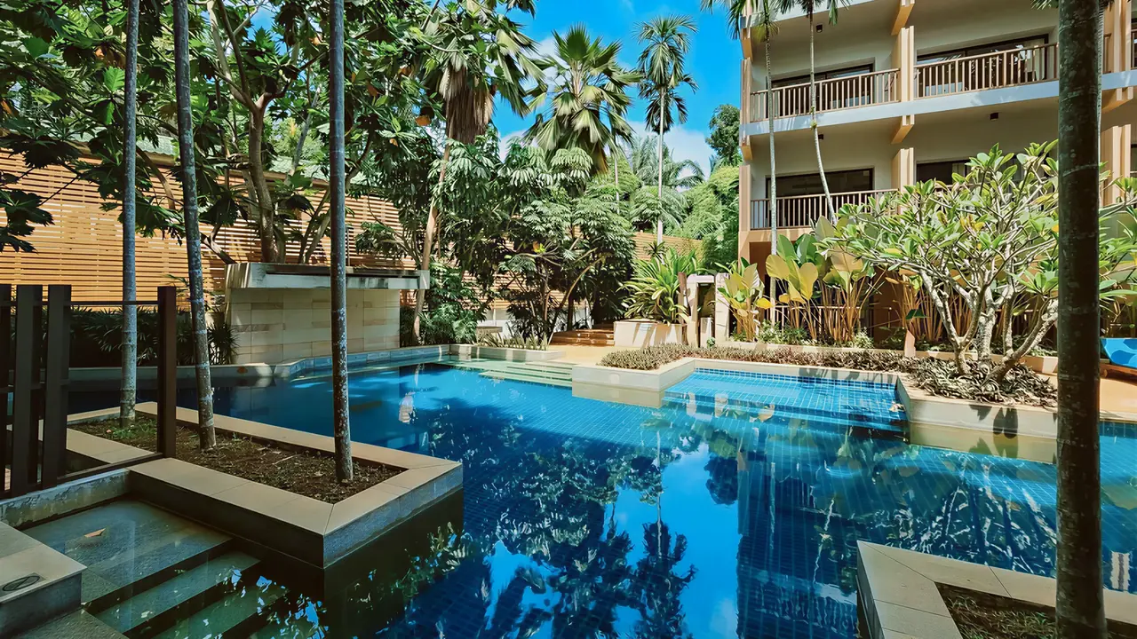 Basen w obiekcie Deevana Plaza Krabi Aonang otoczony palmami