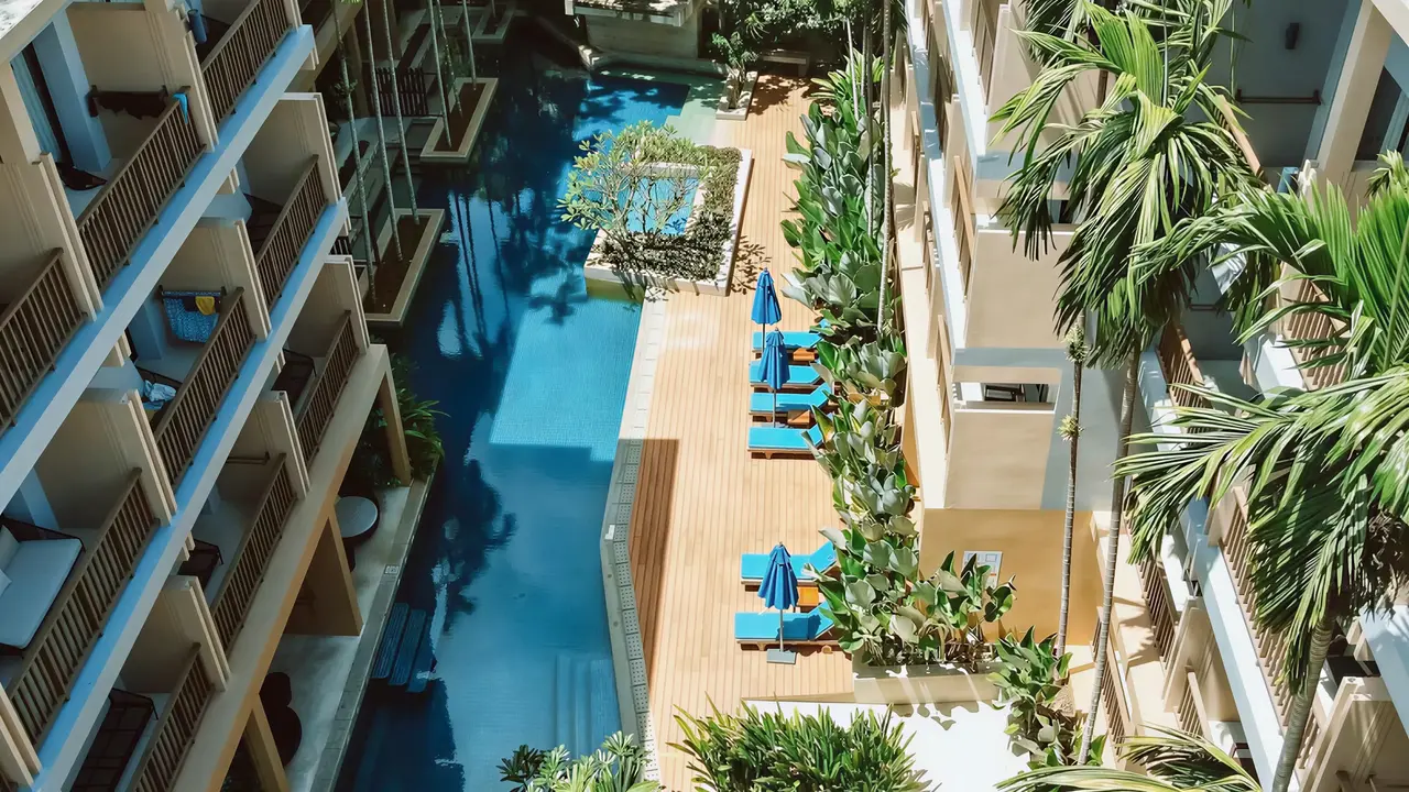 Basen i leżaki w Deevana Plaza Krabi Aonang