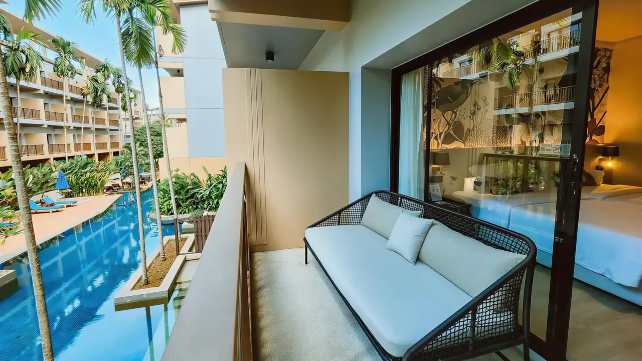 Balkon z sofą w Deevana Plaza Krabi Aonang z widokiem