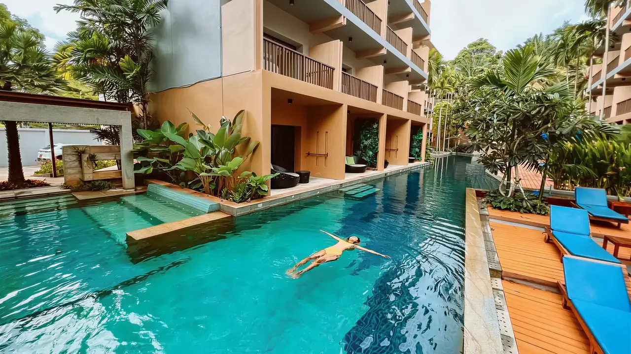 Basen w hotelu Deevana Plaza Krabi Aonang z leżakami