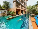 Basen w hotelu Deevana Plaza Krabi Aonang z leżakami