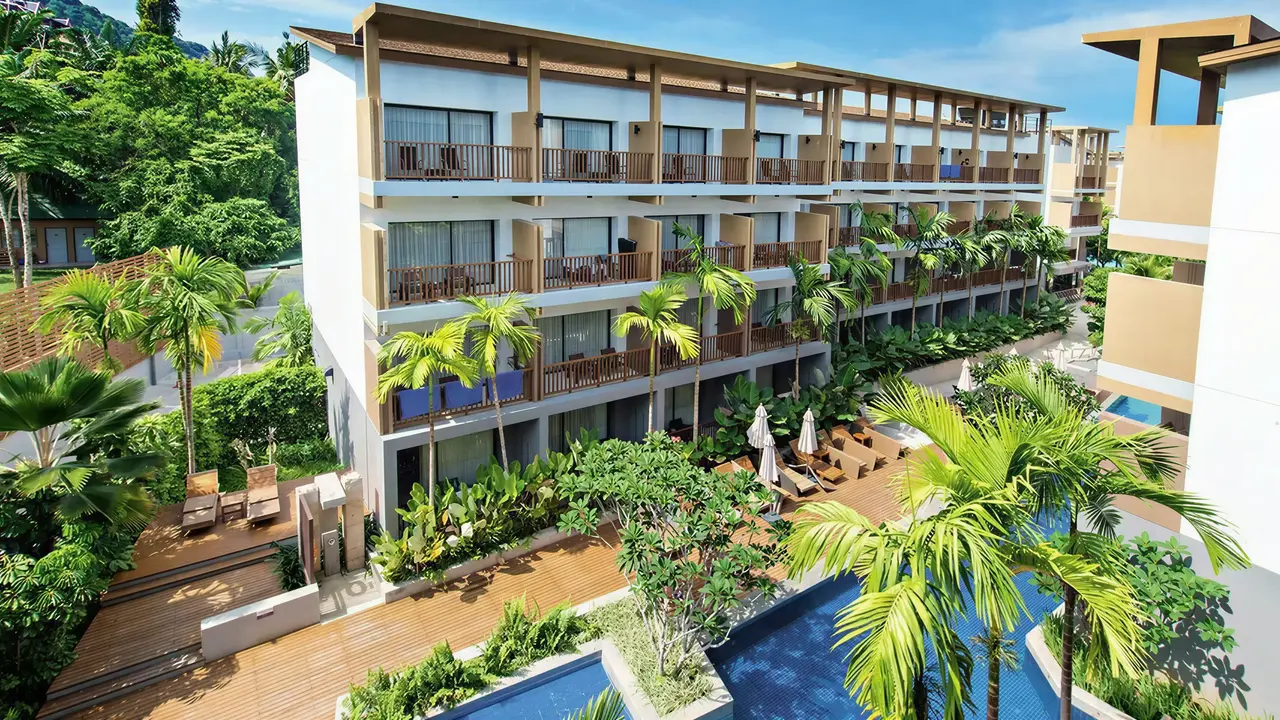 Budynek i teren zewnętrzny hotelu Deevana Plaza Krabi Aonang