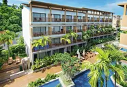 Budynek i teren zewnętrzny hotelu Deevana Plaza Krabi Aonang