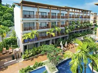 Budynek i teren zewnętrzny hotelu Deevana Plaza Krabi Aonang