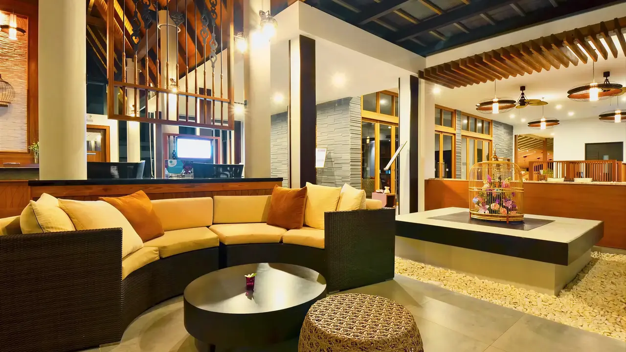 Elegancki lobby w Deevana Plaza Krabi Aonang z wygodnymi sofami