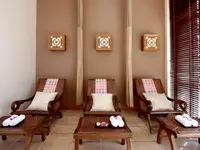 Strefa relaksu z leżakami w Deevana Plaza Krabi Aonang