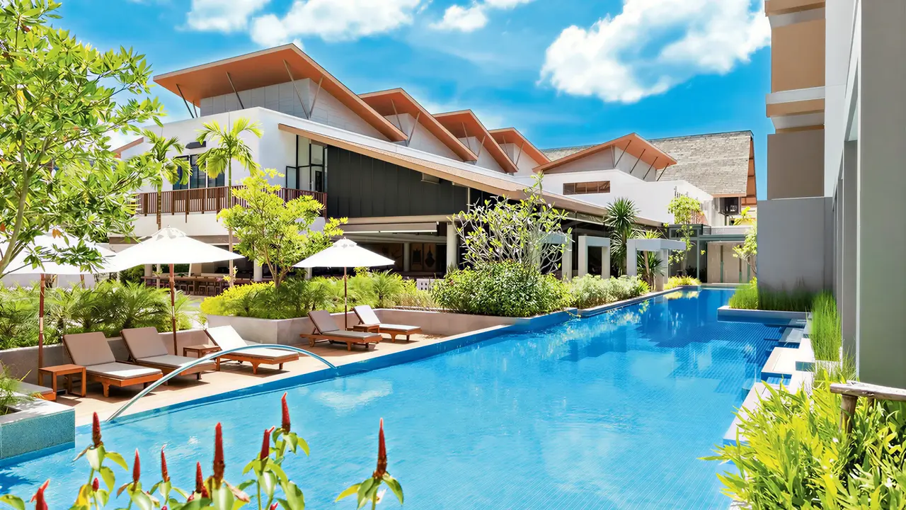 Basen z leżakami w hotelu Deevana Plaza Krabi Aonang