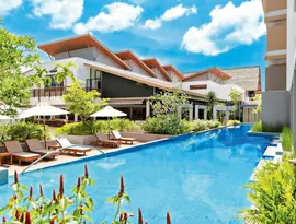 Basen z leżakami w hotelu Deevana Plaza Krabi Aonang