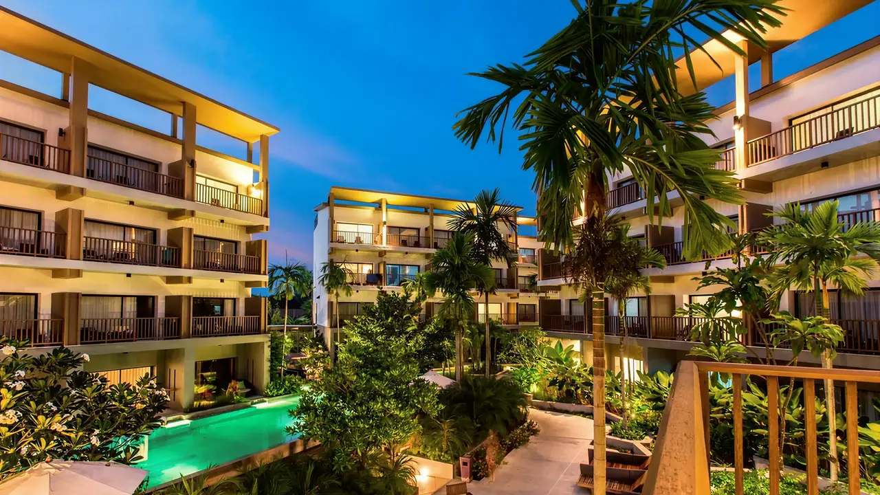Widok na budynki i basen w Deevana Plaza Krabi Aonang
