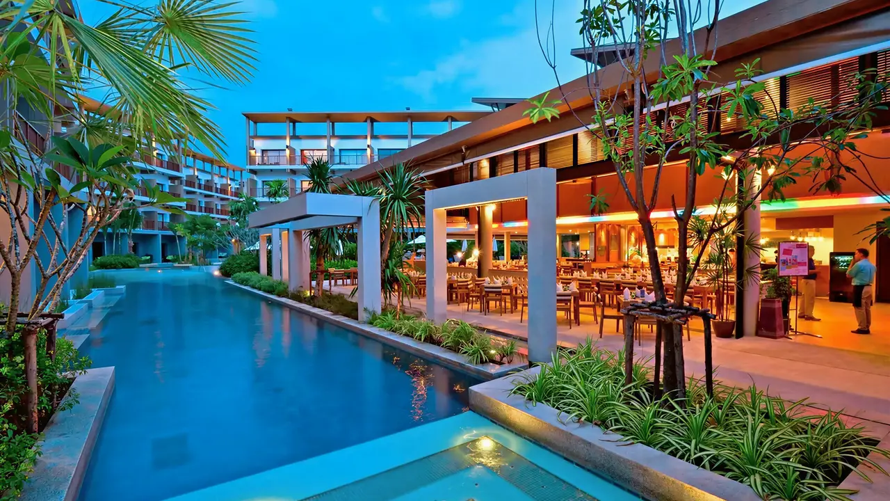 Basen w hotelu Deevana Plaza Krabi Aonang z widokiem na restaurację