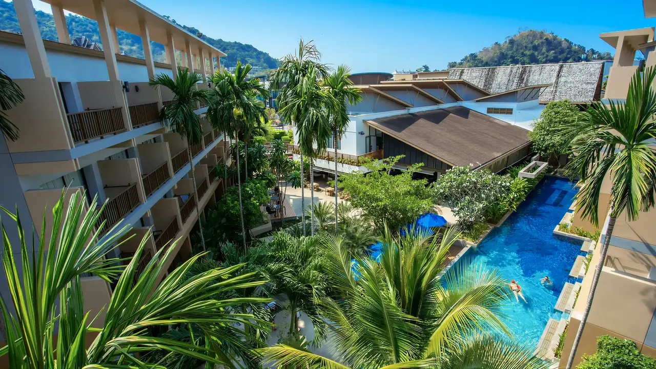 Widok na budynki i basen w Deevana Plaza Krabi Aonang