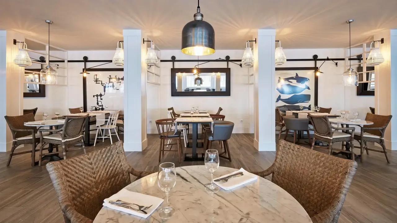 Elegancka restauracja w Delamar z ustawionymi stolikami