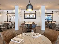 Elegancka restauracja w Delamar z ustawionymi stolikami
