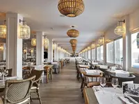 Elegancka restauracja w Delamar z nakrytymi stołami