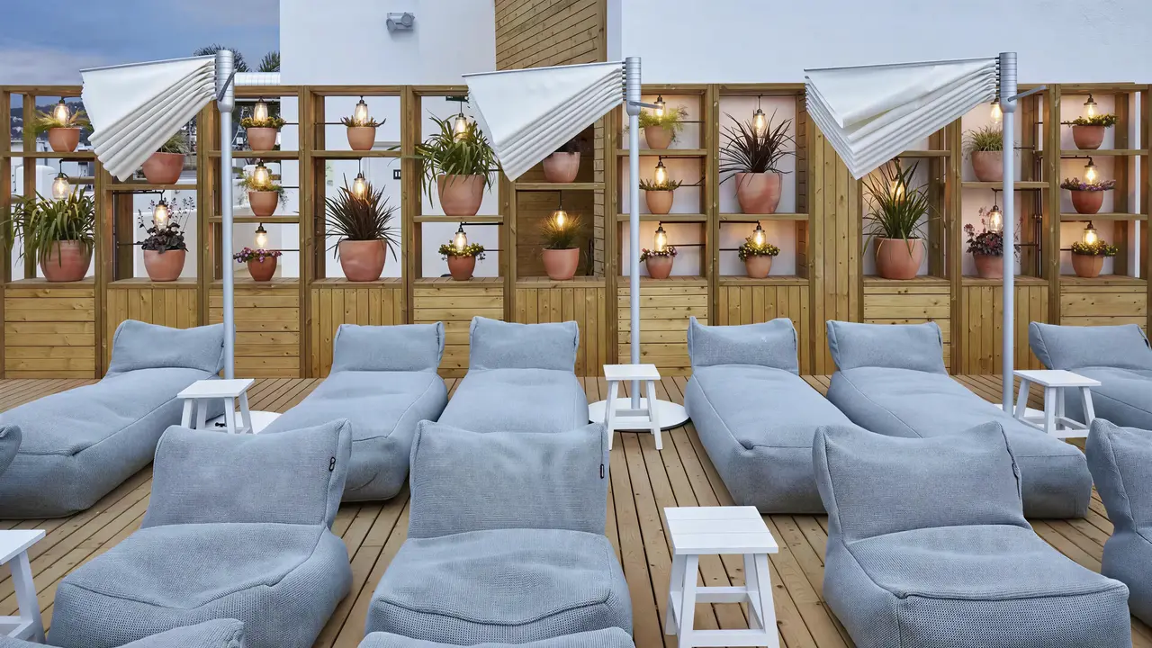 Leżaki i pawilony wypoczynkowe w Delamar
