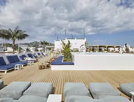 Basen i leżaki w hotelu Delamar