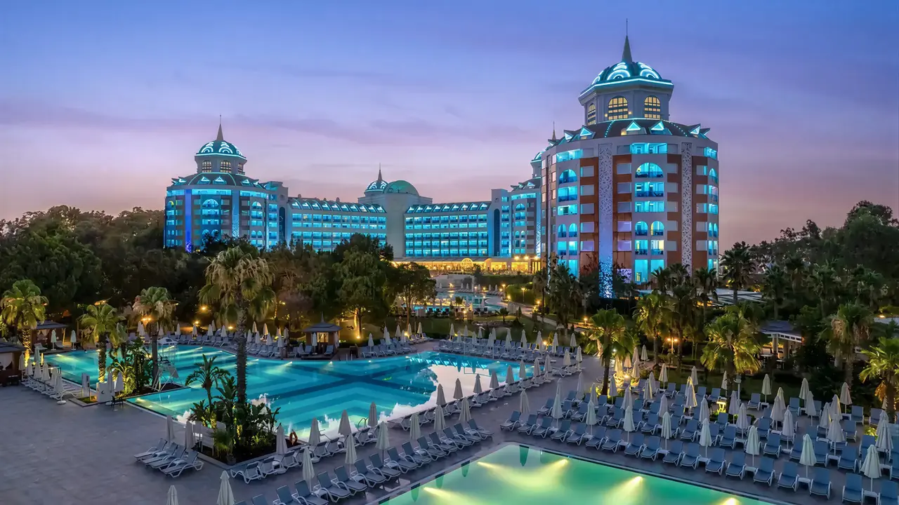 Widok na kompleks Delphin Be Grand Resort (ex Botanik Lara) z basenami