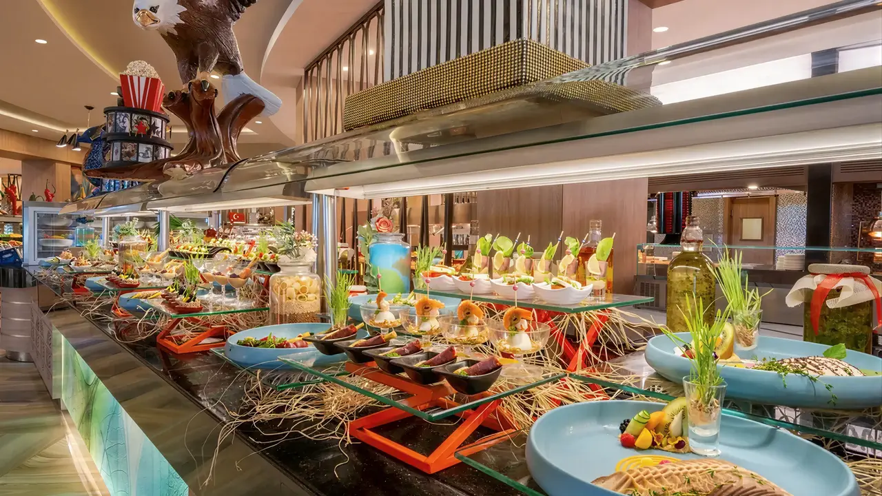 Bufet z jedzeniem w hotelu Delphin Be Grand Resort (ex Botanik Lara)
