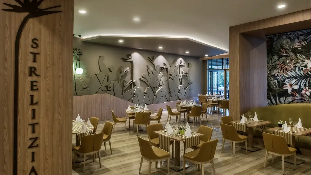 Elegancka restauracja w Delphin Be Grand Resort (ex Botanik Lara) z nakrytymi stołami