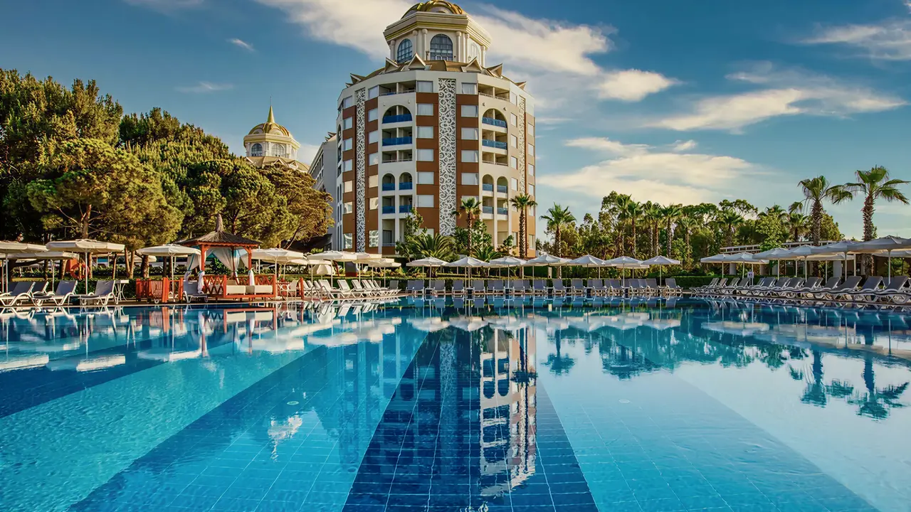 Basen i leżaki w hotelu Delphin Be Grand Resort (ex Botanik Lara)