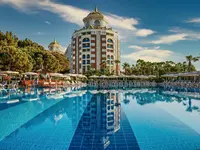 Basen i leżaki w hotelu Delphin Be Grand Resort (ex Botanik Lara)