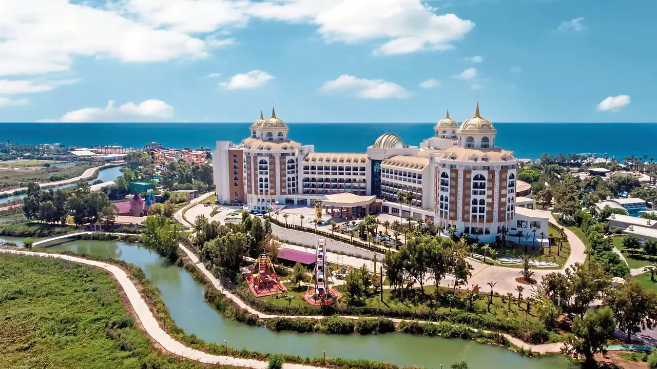 Widok na kompleks hotelowy Delphin Be Grand Resort (ex Botanik Lara) z lotu ptaka