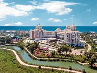 Widok na kompleks hotelowy Delphin Be Grand Resort (ex Botanik Lara) z lotu ptaka