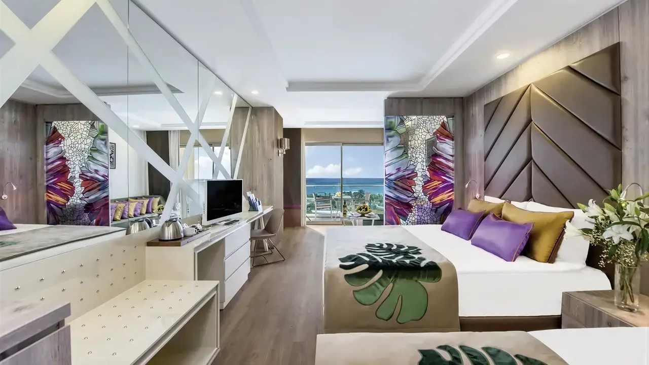 Nowoczesny pokój z łóżkiem w Delphin Be Grand Resort (ex Botanik Lara)