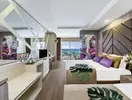 Nowoczesny pokój z łóżkiem w Delphin Be Grand Resort (ex Botanik Lara)
