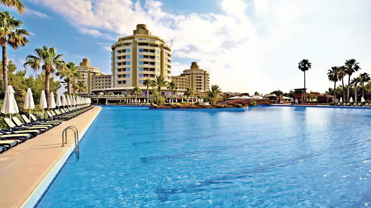 Widok na basen i budynki Delphin Be Grand Resort (ex Botanik Lara)
