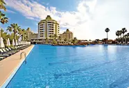 Widok na basen i budynki Delphin Be Grand Resort (ex Botanik Lara)