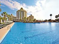 Widok na basen i budynki Delphin Be Grand Resort (ex Botanik Lara)