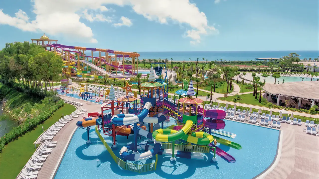 Park wodny z kolorowymi zjeżdżalniami w Delphin Be Grand Resort (ex Botanik Lara)
