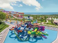 Park wodny z kolorowymi zjeżdżalniami w Delphin Be Grand Resort (ex Botanik Lara)