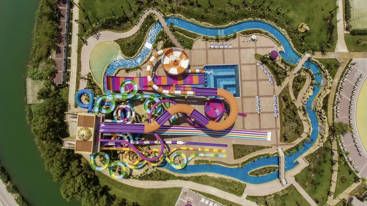Zjeżdżalnie wodne w Delphin Be Grand Resort (ex Botanik Lara)