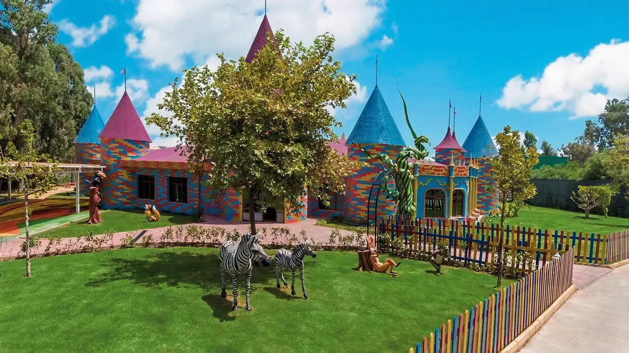 Kolorowy plac zabaw dla dzieci w Delphin Be Grand Resort (ex Botanik Lara)