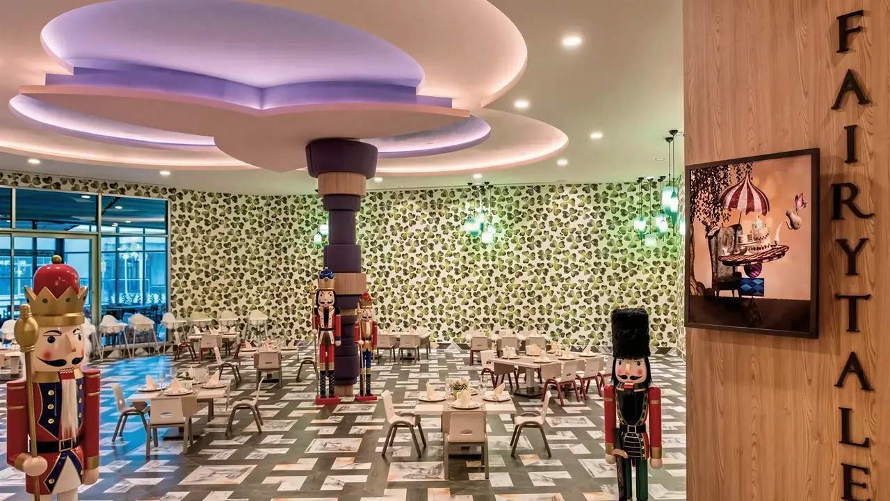Restauracja w Delphin Be Grand Resort (ex Botanik Lara) z figurami łamaciarzy