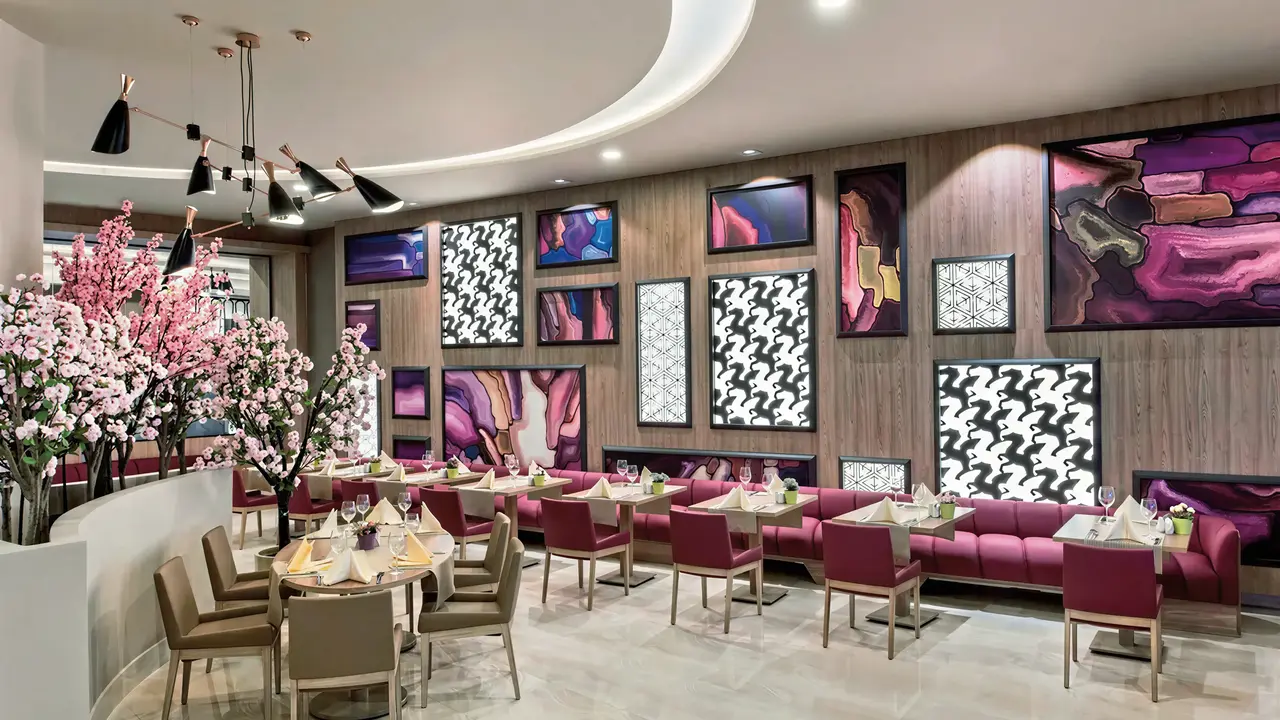 Elegancka restauracja w Delphin Be Grand Resort (ex Botanik Lara) z nakrytymi stołami