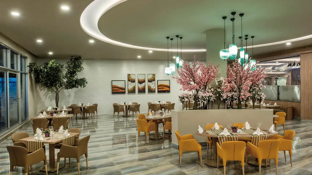 Elegancka restauracja w Delphin Be Grand Resort (ex Botanik Lara) z nakrytymi stołami