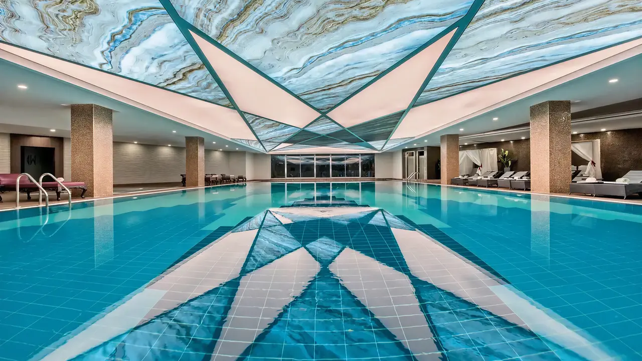 Kryty basen w hotelu Delphin Be Grand Resort (ex Botanik Lara)