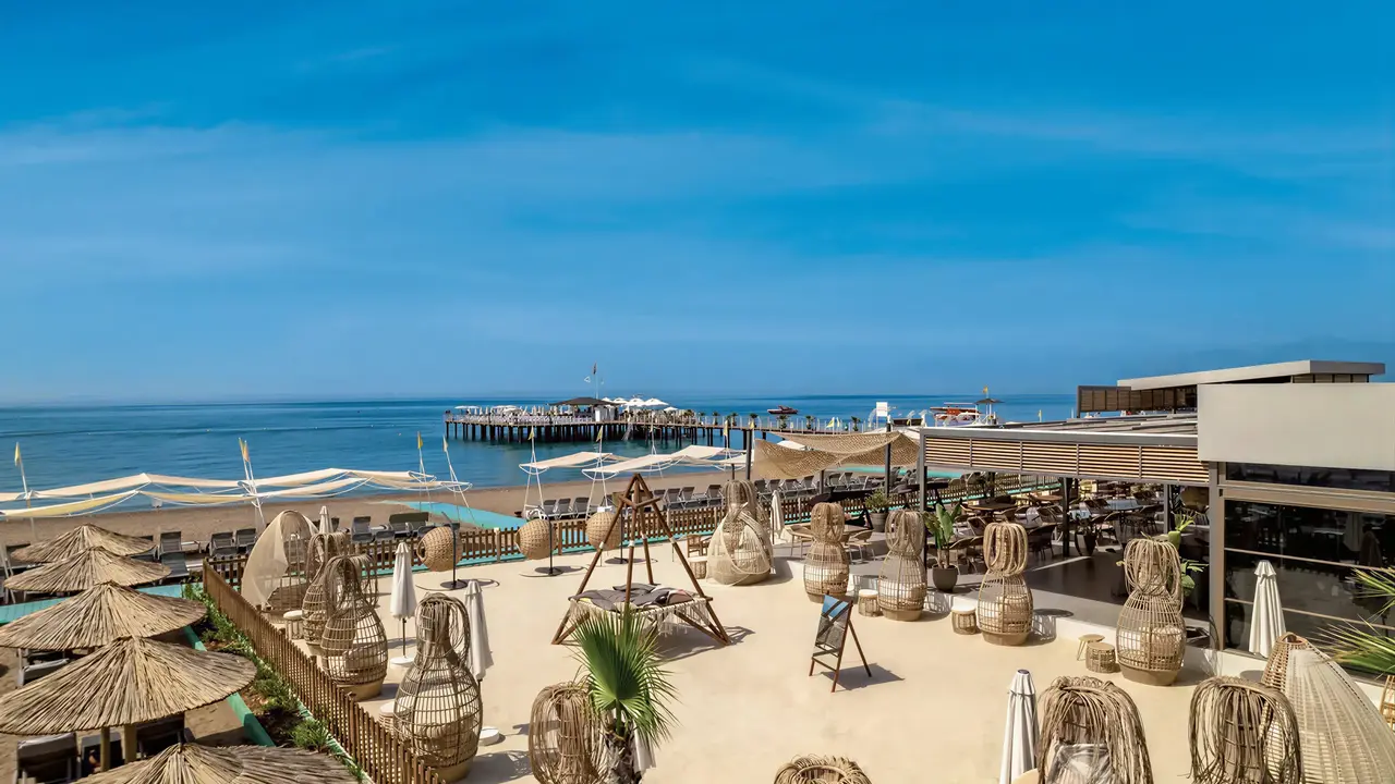 Strefa wypoczynku na plaży w Delphin Be Grand Resort (ex Botanik Lara)