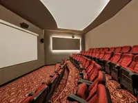 Kino w hotelu Delphin Be Grand Resort (ex Botanik Lara) z czerwonymi fotelami